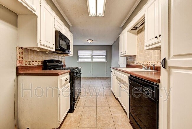 Building Photo - 320 Cedar Crest Dr