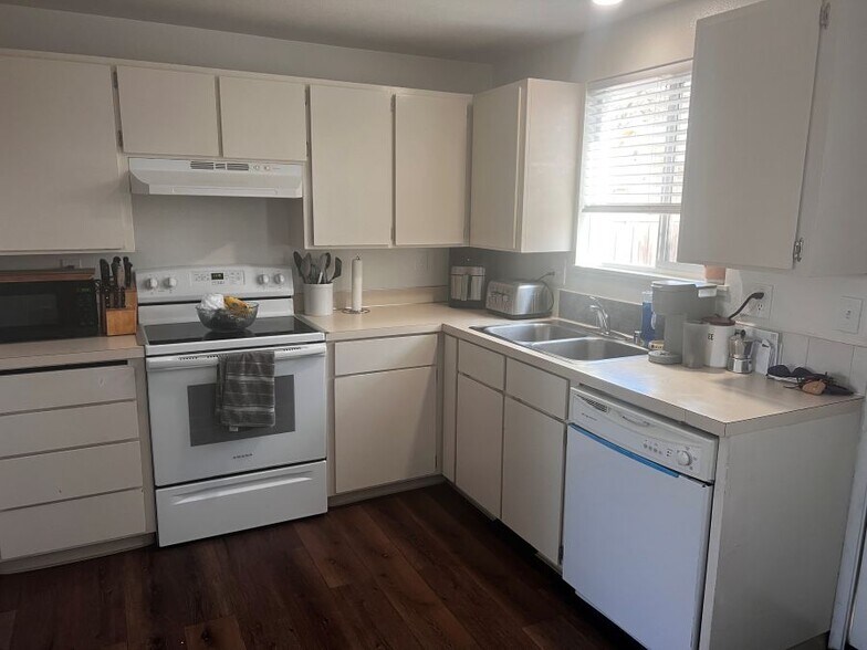 Building Photo - 1040 Bonnie Brae St