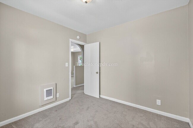 Building Photo - 7349 SE Evergreen St