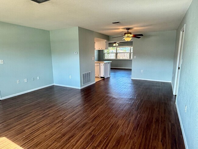 Building Photo - Beautiful Palm Harbor 2/2 Located on Peace...