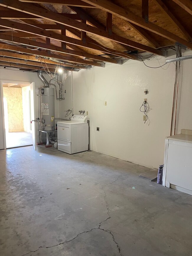 Building Photo - Unfurnished Full Time