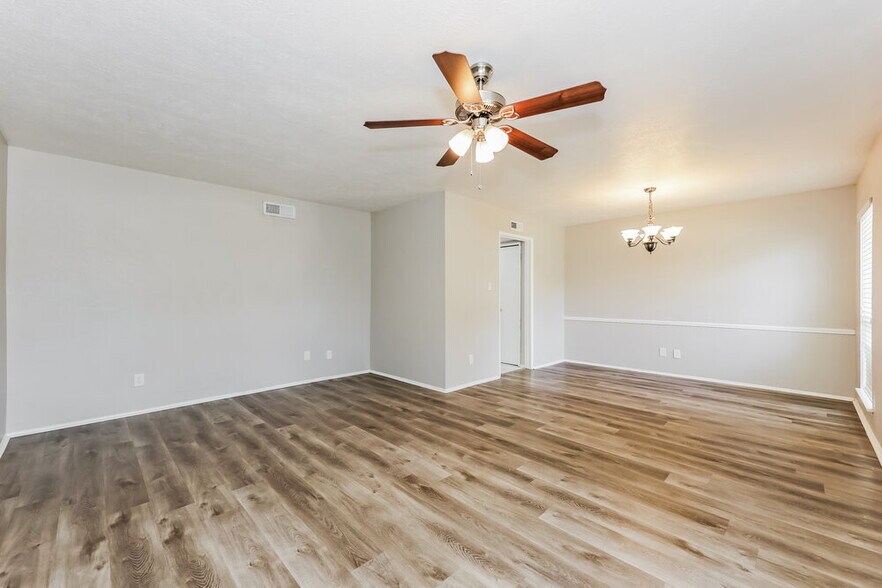 Building Photo - 902 Live Oak Dr