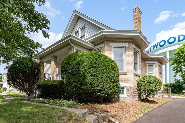 Building Photo - Gorgeous 3 Bedroom 1 Bathroom House