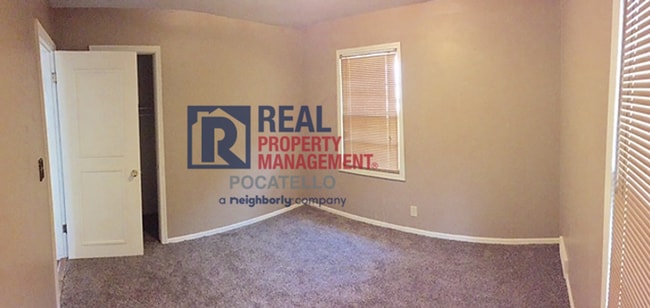 Building Photo - 3 bedroom 2 bath home - Dogs negotiable