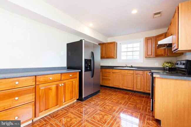 Building Photo - 303 Lincoln Ave