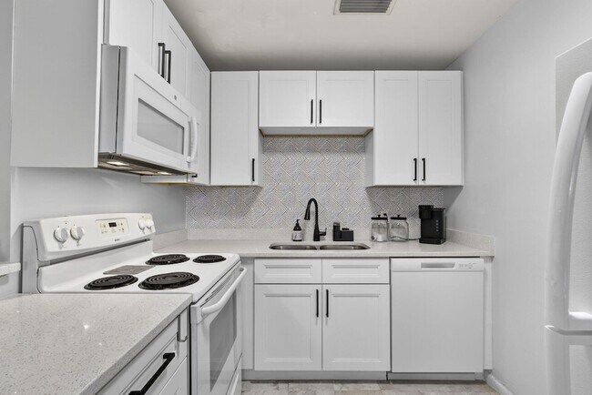 Building Photo - 155 Windsor G