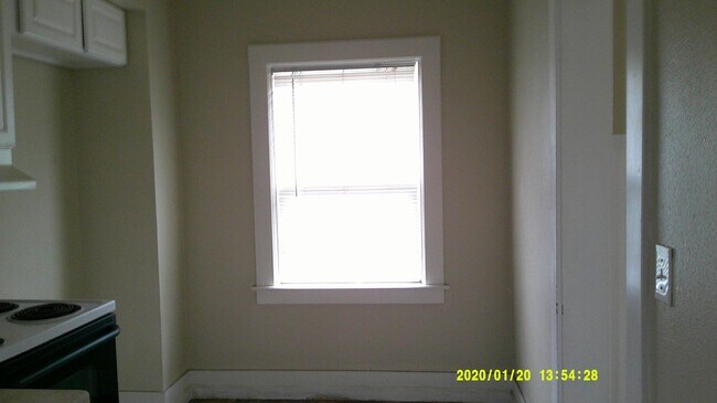 Building Photo - 104 E Walnut Ave