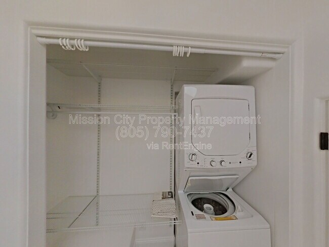 Building Photo - 2570 Lillie Ave