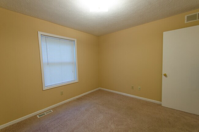 Building Photo - 4 bedroom, 2.5 bath: Available August 2026