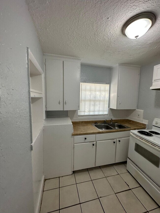 Building Photo - 310/312 Acosta St