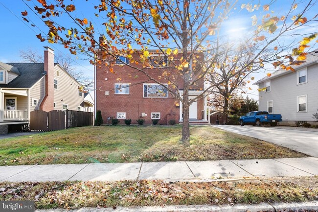 Building Photo - 618 19th St S