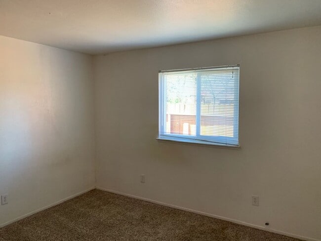 Building Photo - 3 Bedroom, 2 full Bath suite PLUS a PRIVATE fenced backyard w/garden shed.