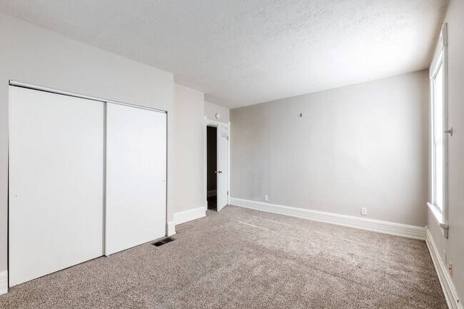 Building Photo - Hudson Ave.