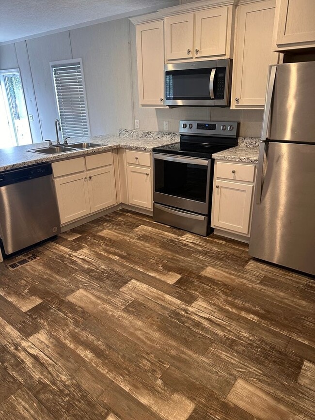 Building Photo - 3 Bedroom/ 2 Bath Mobile Home - Near Beaches & Shopping!