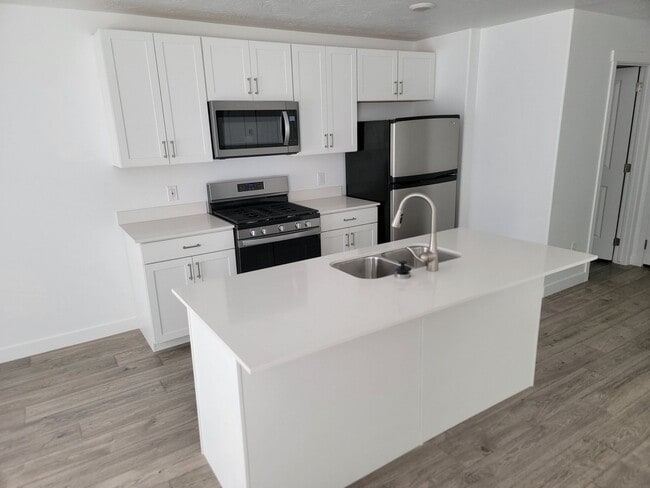 Building Photo - 4 Bed 2.5 Bathroom Townhouse