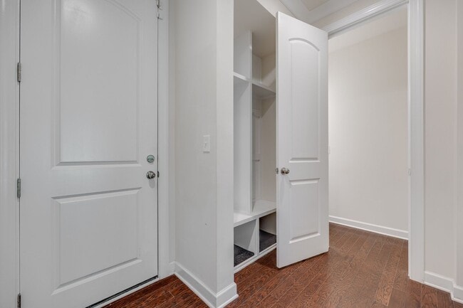 Building Photo - Gorgeous 4 bed 3.5 bath French country hom...