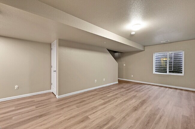 Building Photo - $1,995-3 Bed 3.5 Bath townhome in CO Sprin...