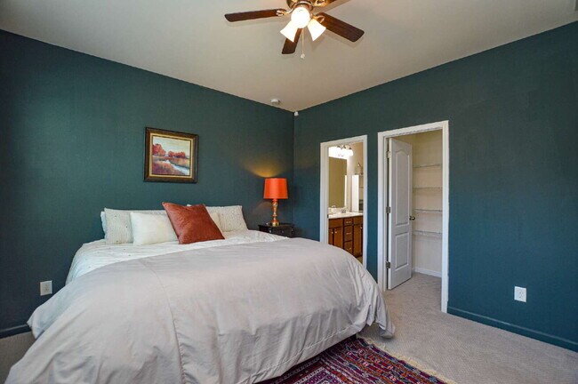 Building Photo - "Charming 3-Bedroom Townhouse in Indian La...