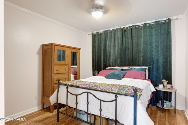 Building Photo - 211 Versailles Blvd