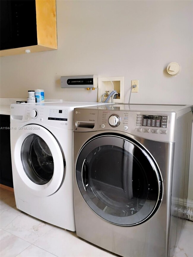 Building Photo - 9654 Sun Pointe Dr