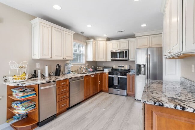 Building Photo - 3 Bd / 2.5 Bth Council Rock Townhome