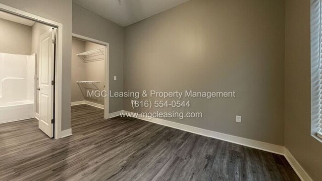 Building Photo - Sophisticated Style and Scenic Views in No...