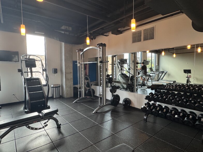 Building Photo - 1601 W Division St