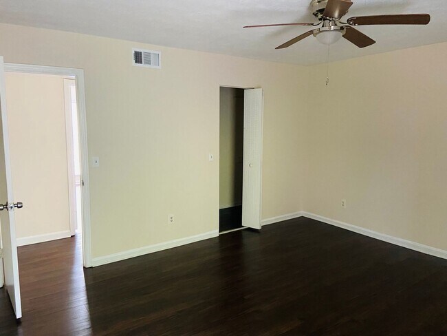 Building Photo - 3 bedrooms /2 bath Condo Available Now