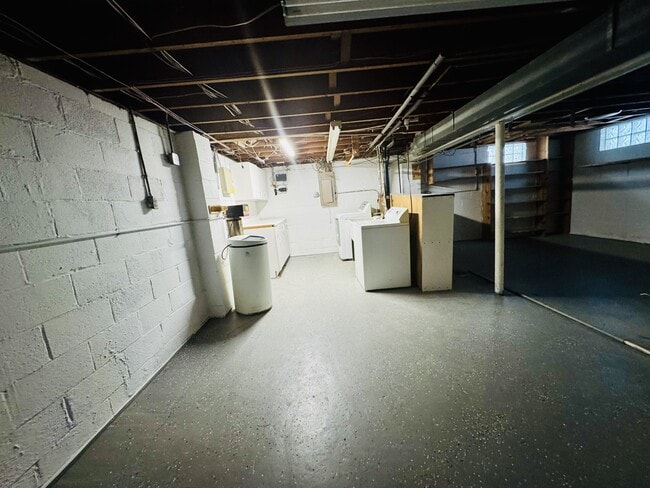 Building Photo - 741 Jefferson Rd