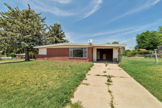 Building Photo - 3 Bed - 1 Bath Home in Sunset - Huge Yard ...