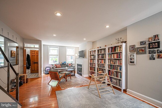 Primary Photo - 2035 Carpenter St