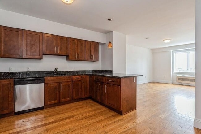 Building Photo - 125 43rd St