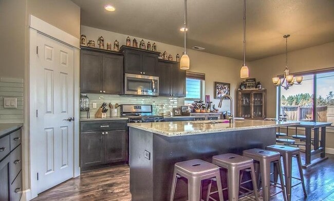 Building Photo - Beautiful 4 Bedroom Home on Bends Eastside!