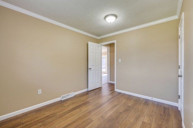 Building Photo - 4br/ 2 ba private home in Bristol TN
