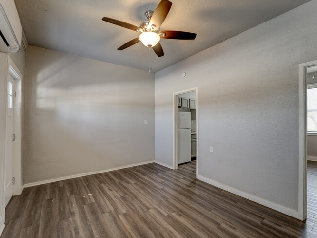 Building Photo - 1106 S Gentry Blvd