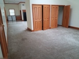 Building Photo - 844 Main St