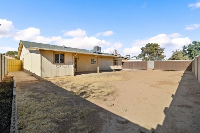 Building Photo - 713 W Alamo Dr