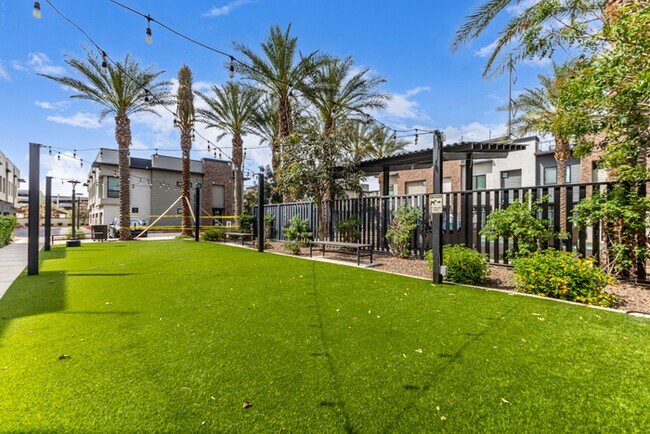 Building Photo - 164 E Lexington Ave