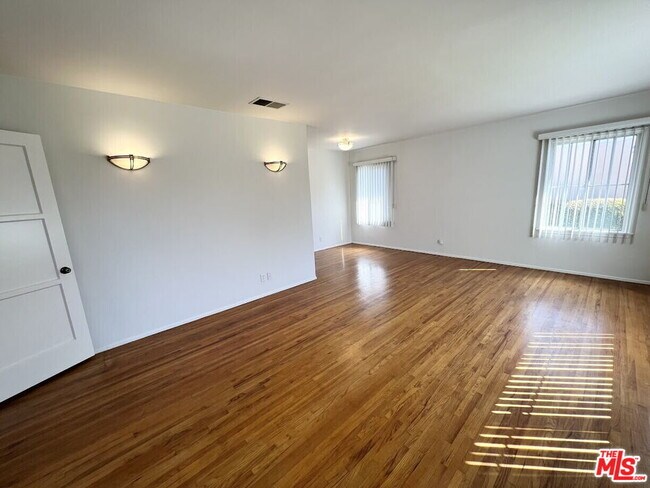 Building Photo - 14013 Addison St