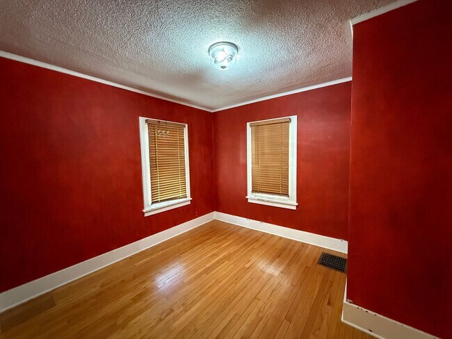 Building Photo - 2 Bed | 2 Bath | Single-Family Home