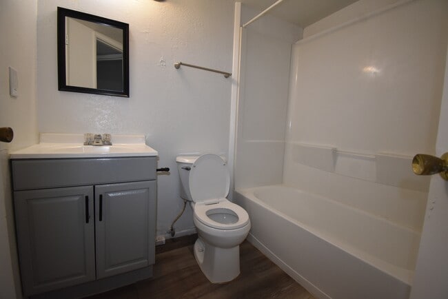 Building Photo - 152 E 21st St