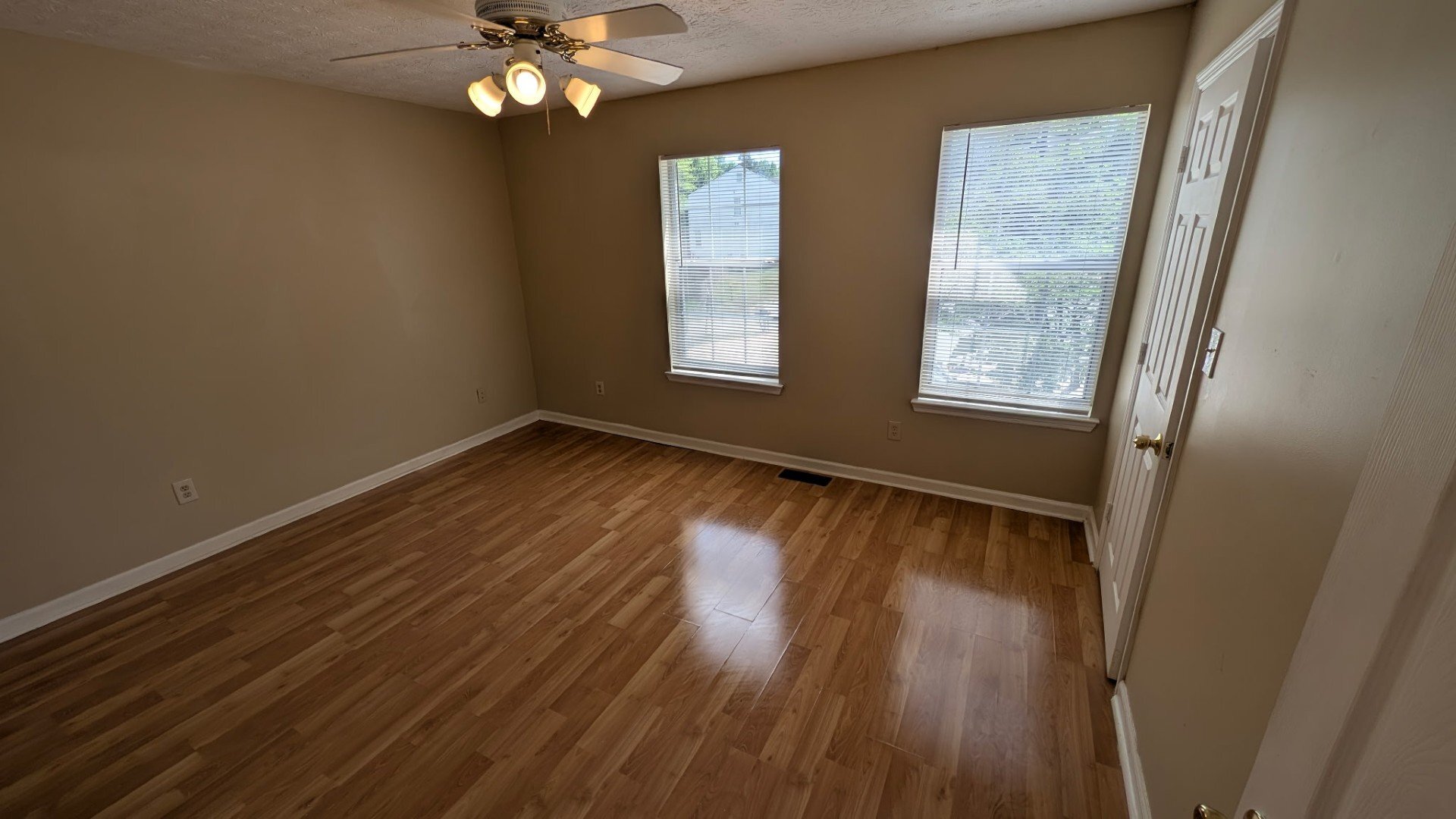 Building Photo - 3909 Meadow Creek Dr