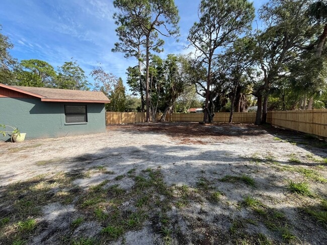 Building Photo - Cozy duplex with 3 bedrooms and 2 baths