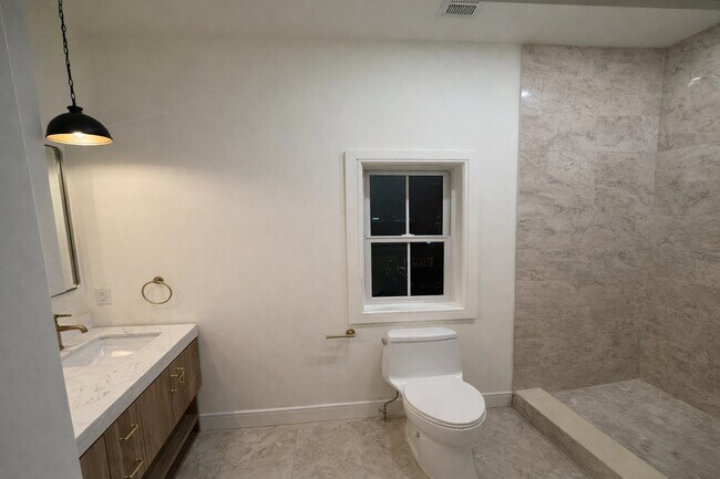 Building Photo - 92 E 27th St