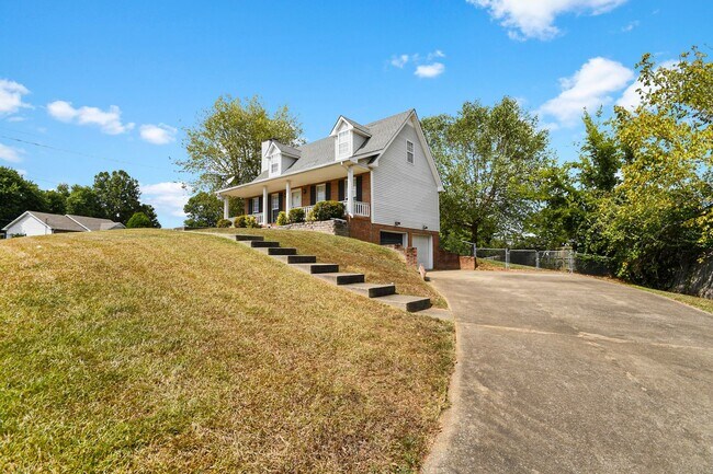 Building Photo - Pet Friendly Three Bedroom with Basement!