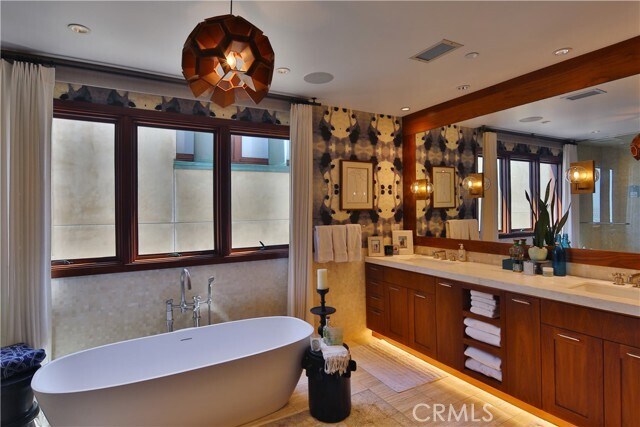 Building Photo - 3124 The Strand