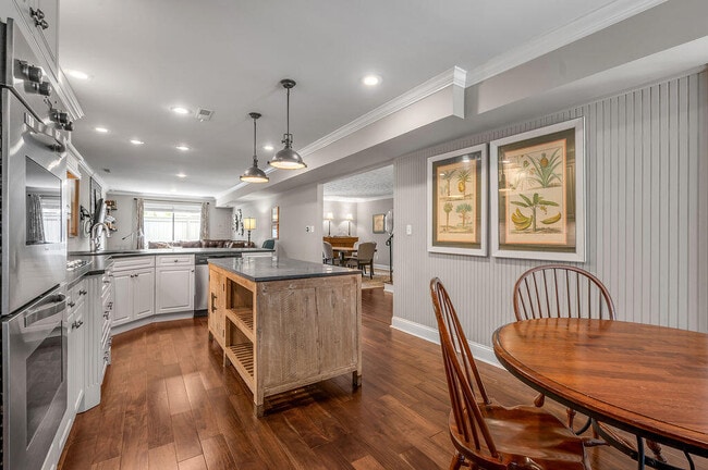 Building Photo - 500 Laketower Dr