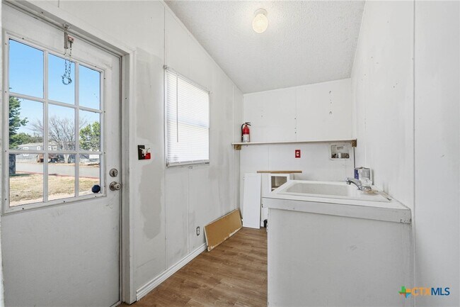 Building Photo - 3034 Barr Ln