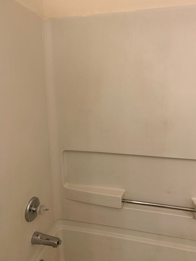 Building Photo - Rent Special! Half Month FREE!