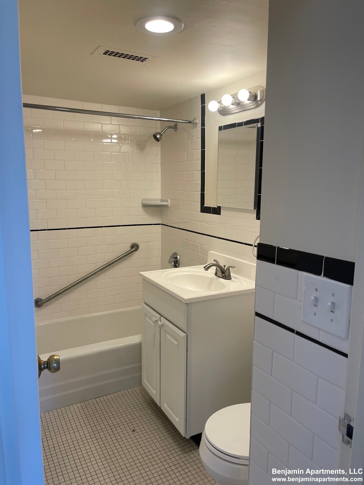 Building Photo - 71 Monmouth St